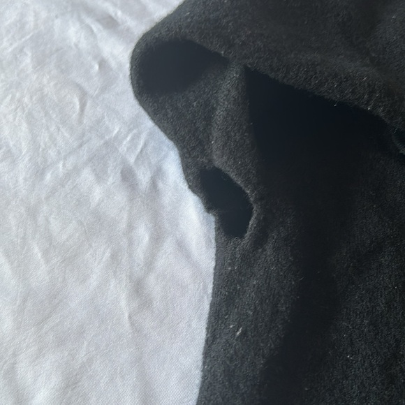 Guess Black Crewneck Sweater Classic Knit Design - Picture 9 of 10